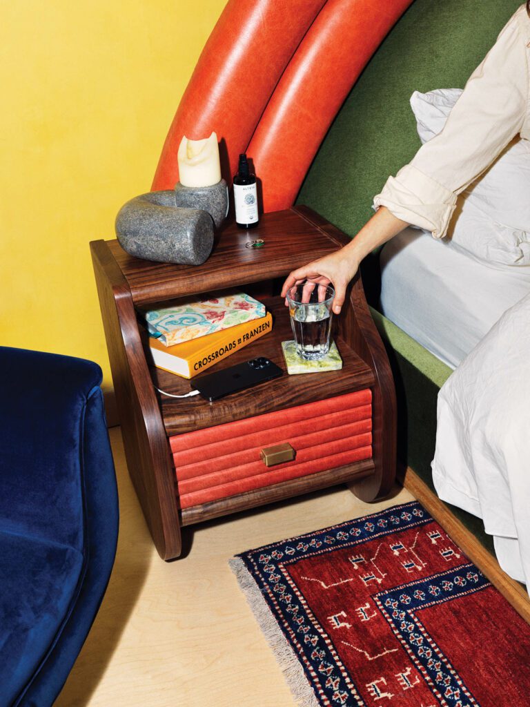 配红色天鹅绒抽屉的木形夜站 看上去像超大小首饰盒