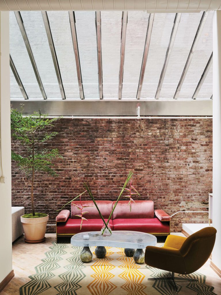 红沙发黑马椅 黄绿地毯