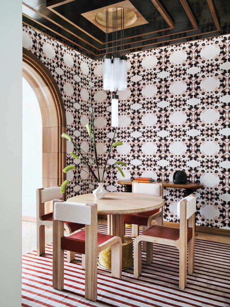 餐桌和带粗墙覆盖物和条纹地毯的房间轮椅