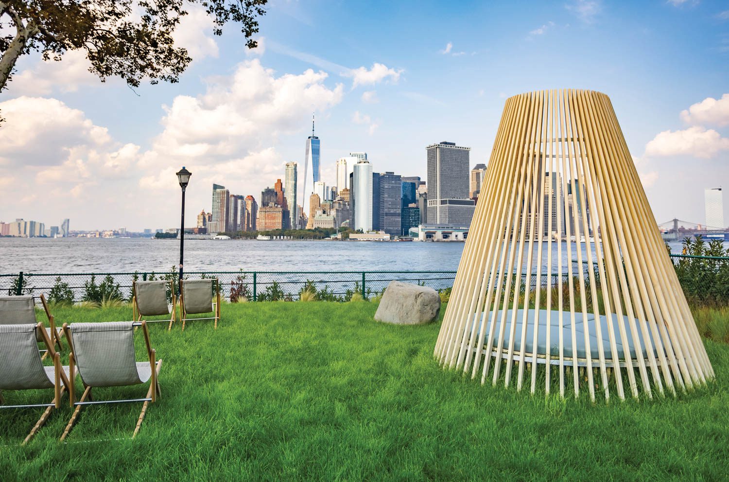 户外松动区与Marco LavitHit床由Ethimo俯视市南端