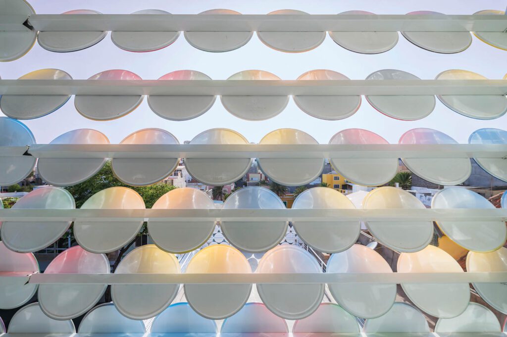 钢画盖角允许阳光穿透