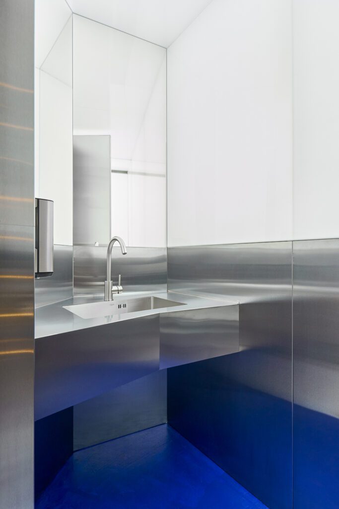 电蓝口音定义金属圈洗手间