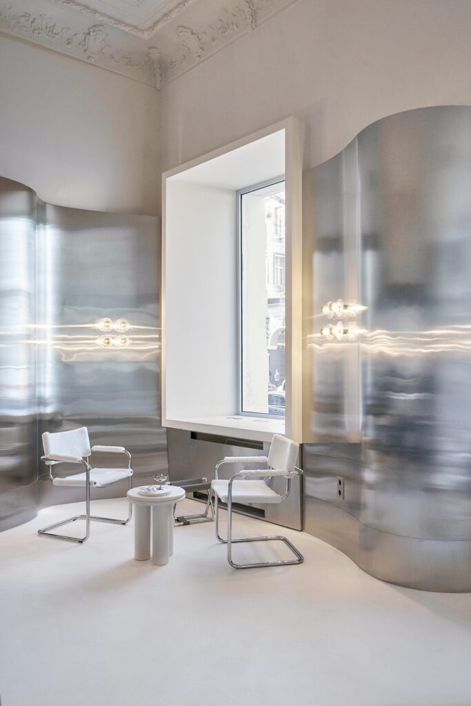 墙上的金属波隐藏供应和排气孔