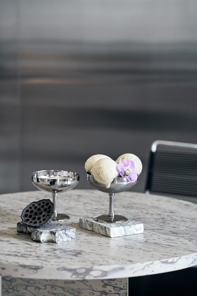 金属和大理石调色板炫耀甜品