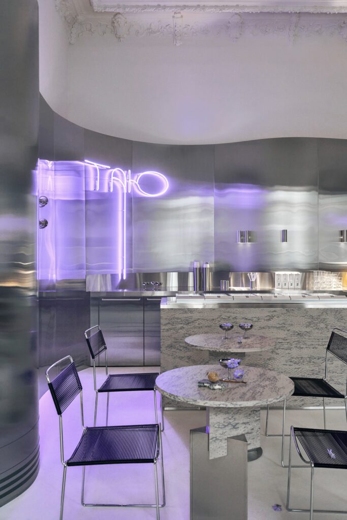 紫线标志加热金属墙