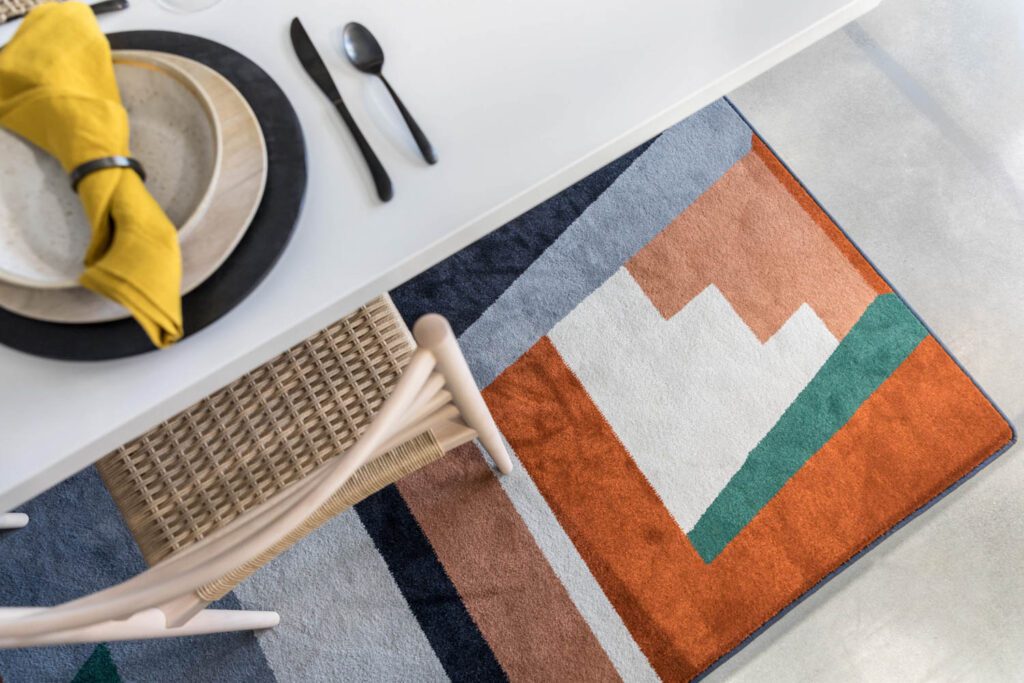 正式餐厅 木偶黑板与肖合同中多色几何形地毯对比