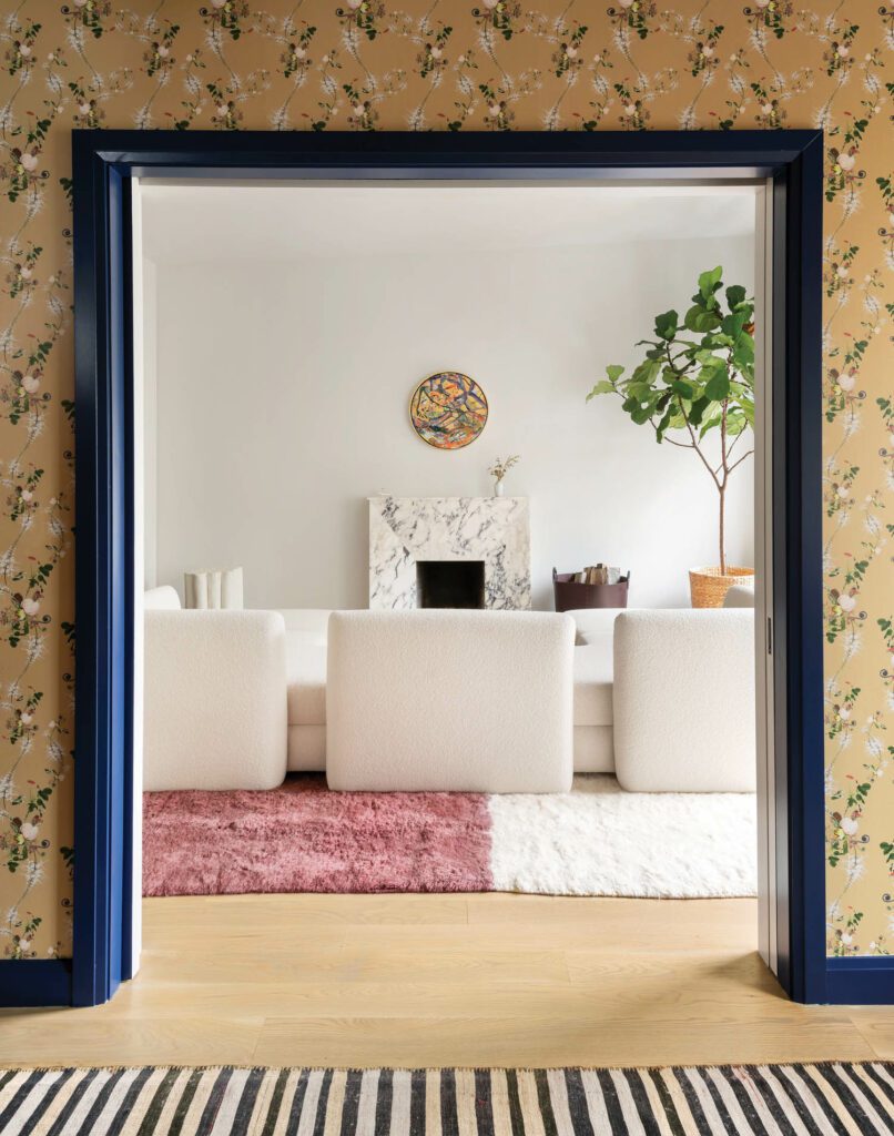 客厅内二层二层公寓内,定制区面对Reinaldo Sanguino艺术作品和壁炉新壁炉Arabescato紫球