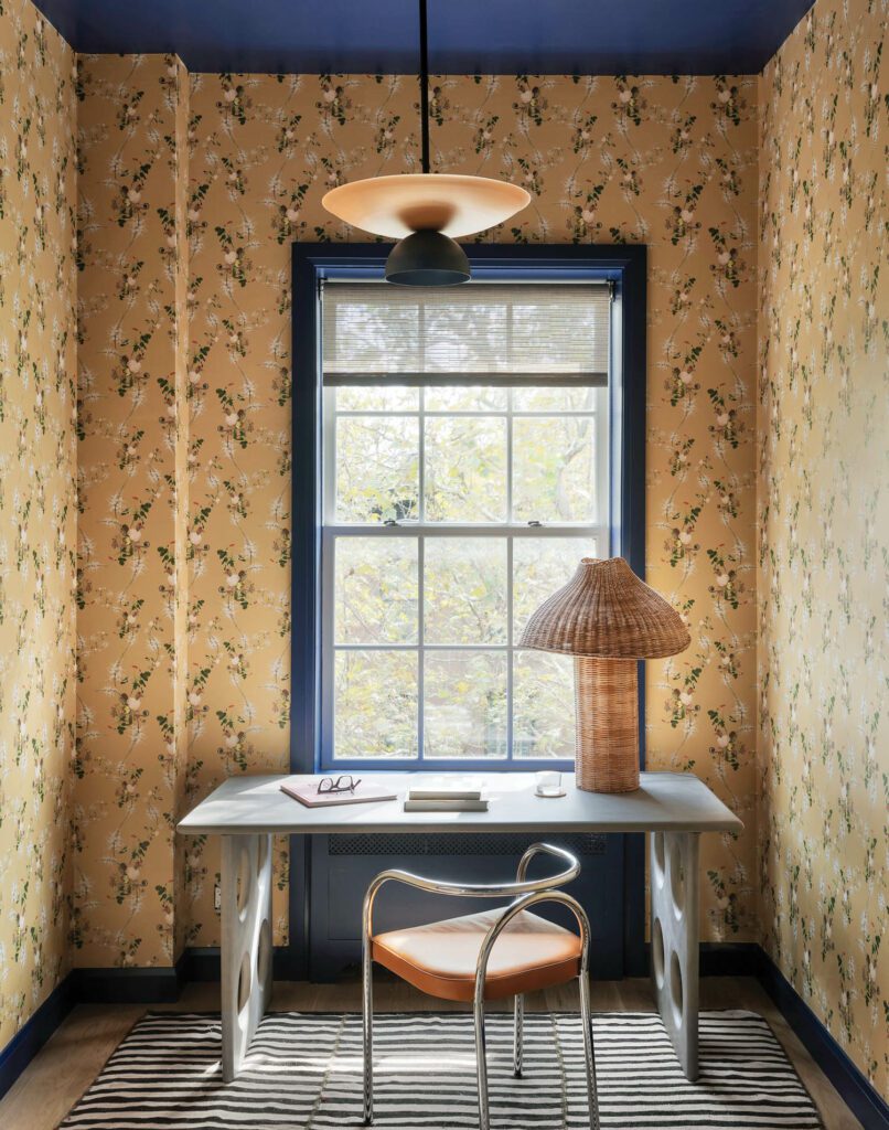 混凝土办公桌和黑宁森轮椅为库提供设备