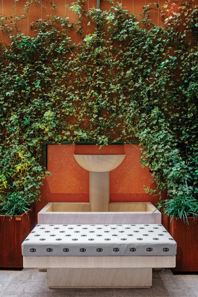 遍历船隐蔽雕塑花园内意大利教堂