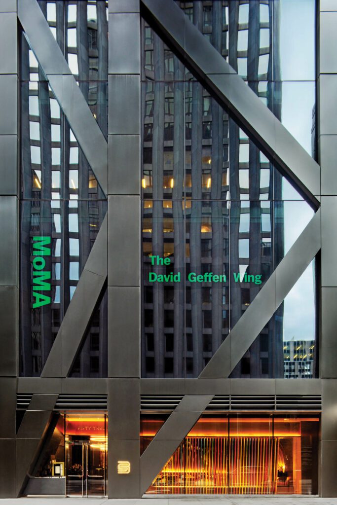 项目嵌套在Ateliers JeanNeuvel53西53住宅楼底层,