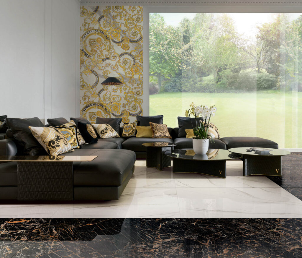 黑沙发对金墙和黑白大理石地板