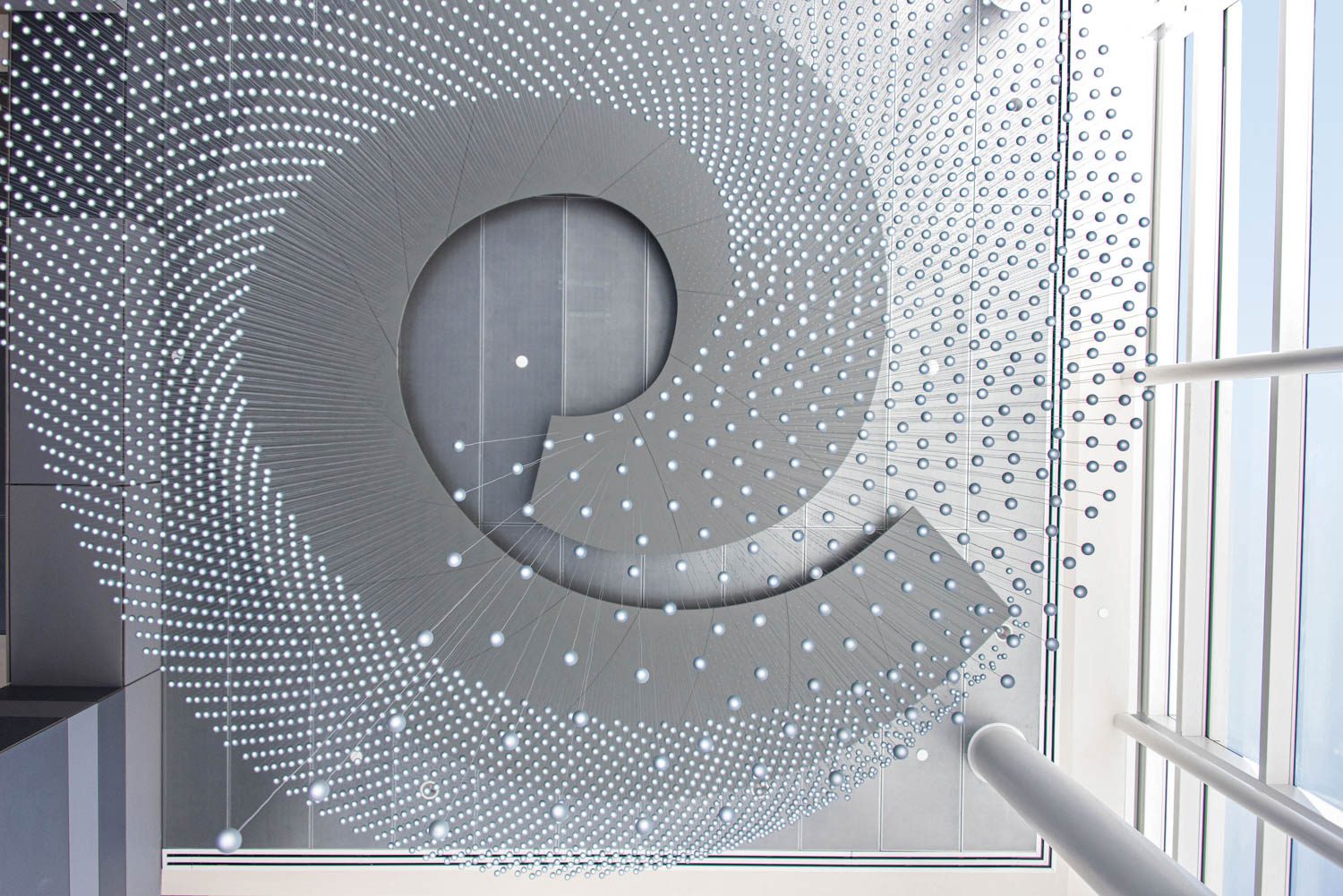 LumaJimCampbell安装由4000条单线组成,每条端以单LED