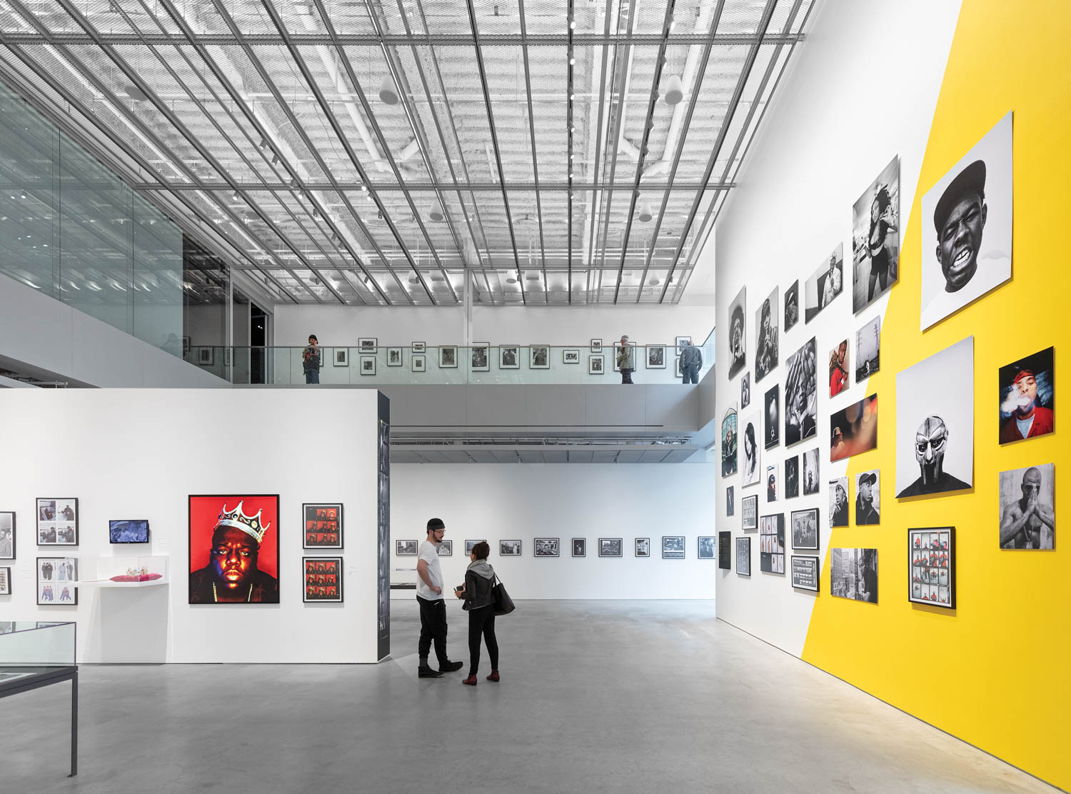 铁框人行道忽略双层画廊院