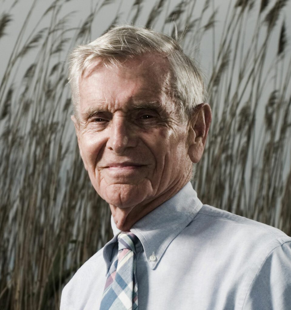 Harry Bates戴上衣打领带的头片