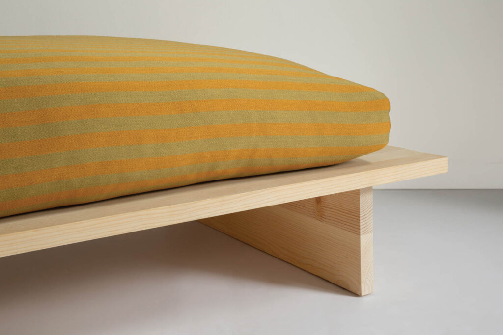 关闭黄绿条状轮椅