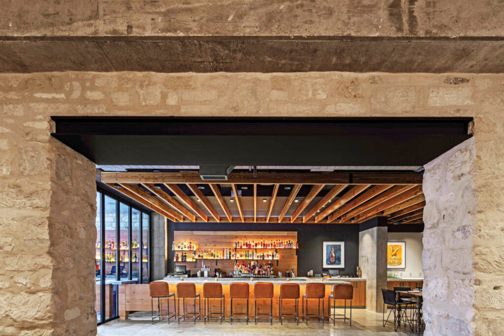 宾馆酒吧从石头开口看到