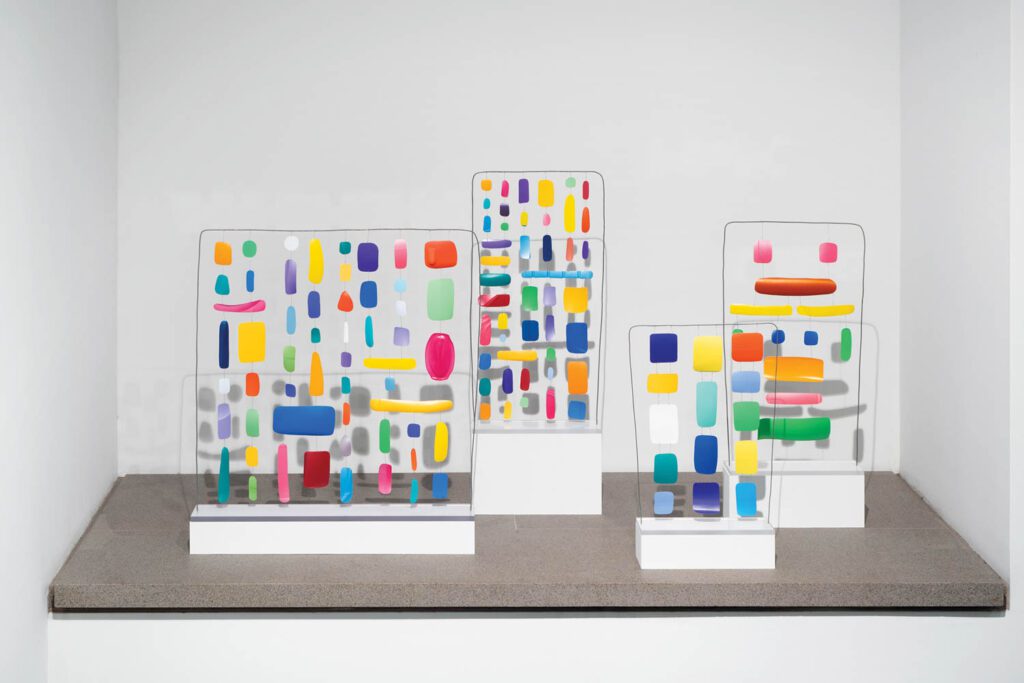 彩色整洁瓶碎片悬浮画廊线