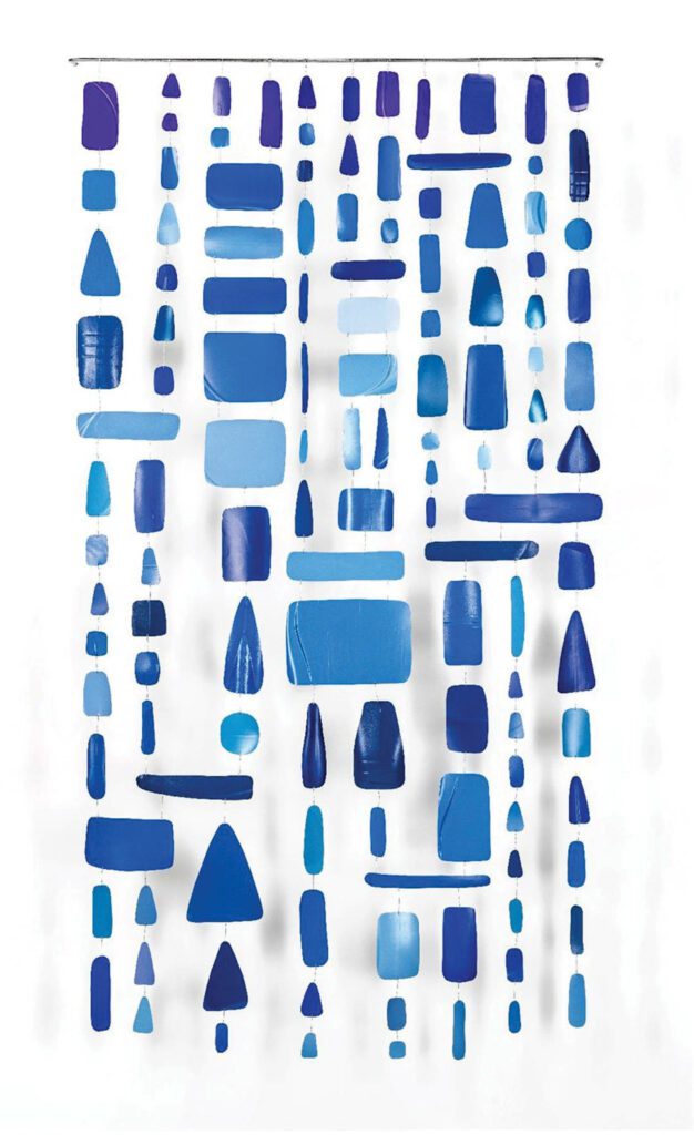 蓝吊装瓶、铁丝网和钢棒中Matt Magee艺术片