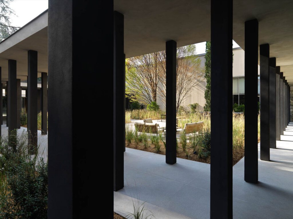 类似Cloister院子随访者前往公司核心富有想象力之旅