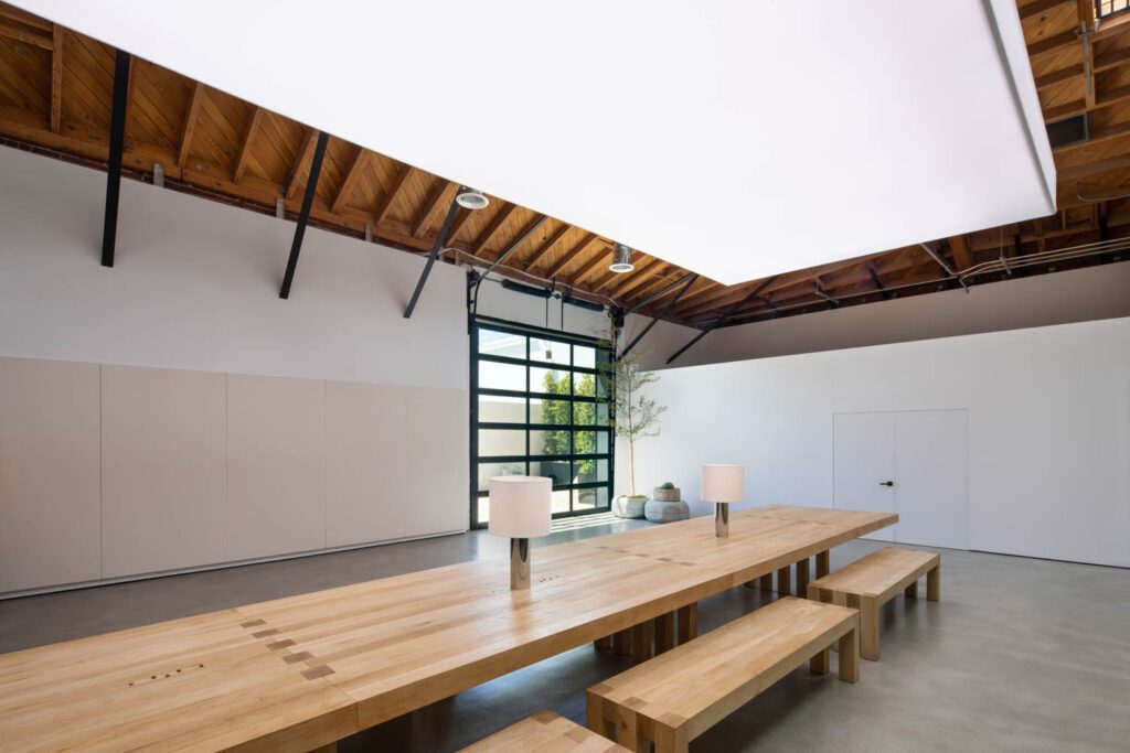 白房中的地图表和长椅