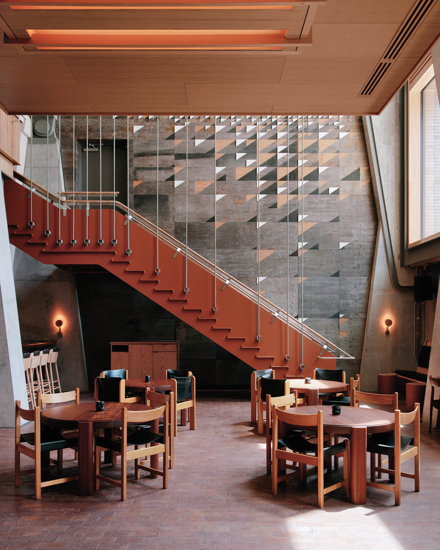 楼梯带金属束向上排队