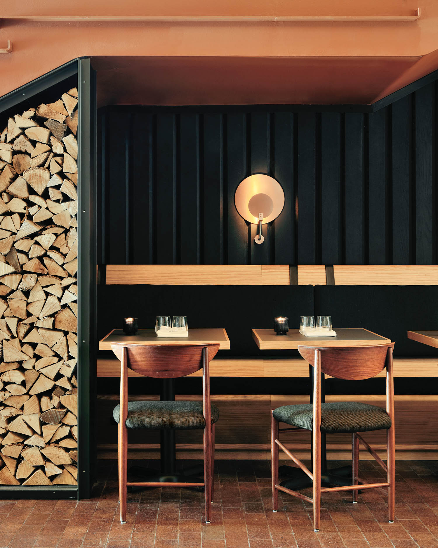 饭区沿墙存储空间用木柴