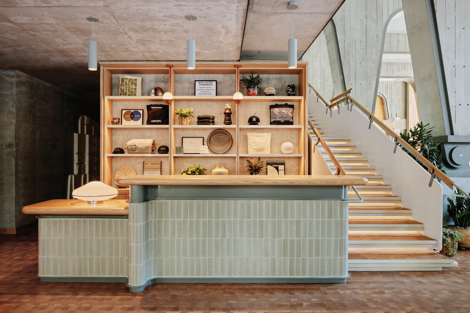 绿色计数器是Ace多伦多大堂欢迎区