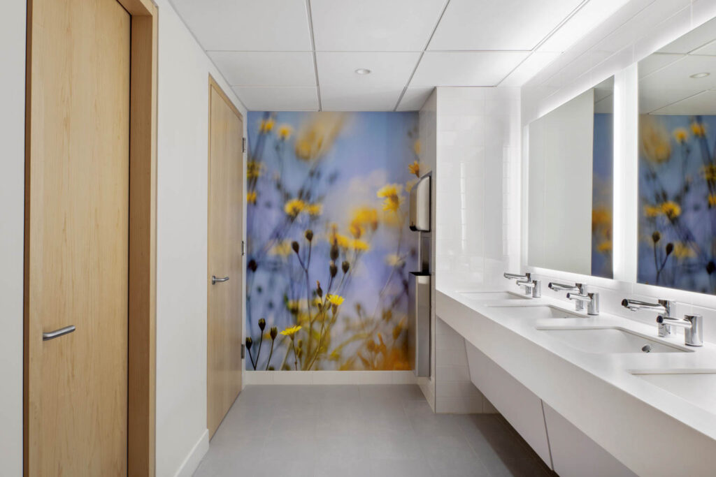 花纹墙纸覆盖卫生间墙