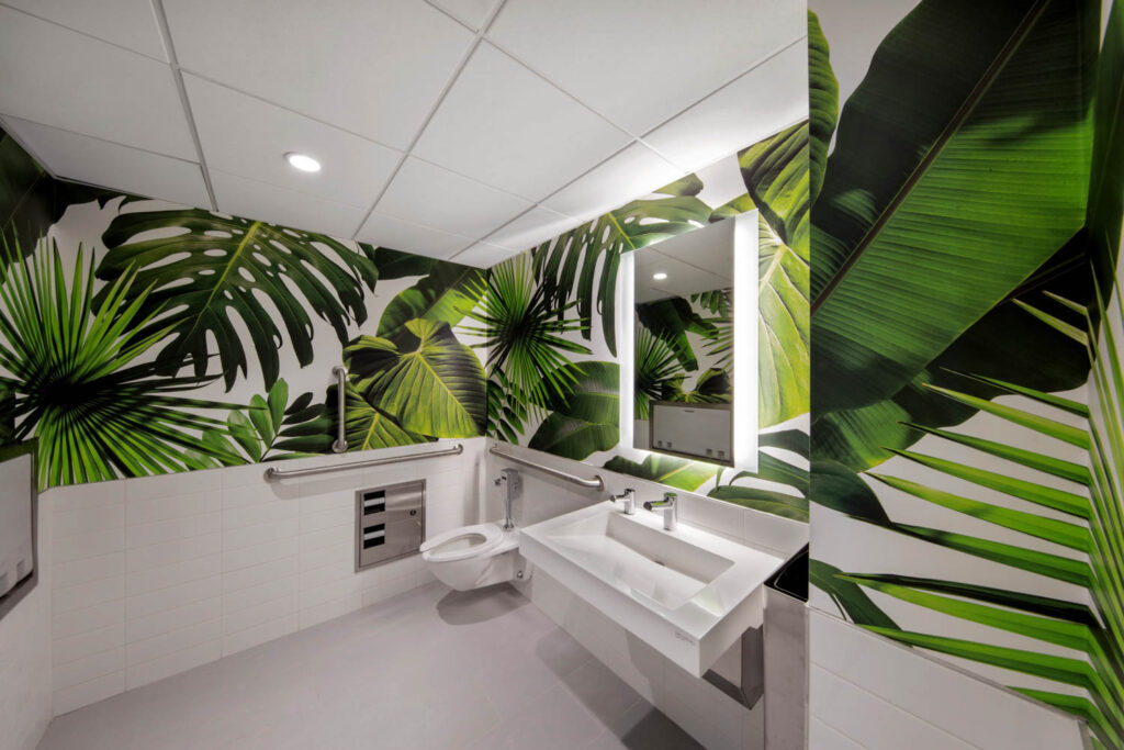 绿色植物墙纸覆盖卫生间墙