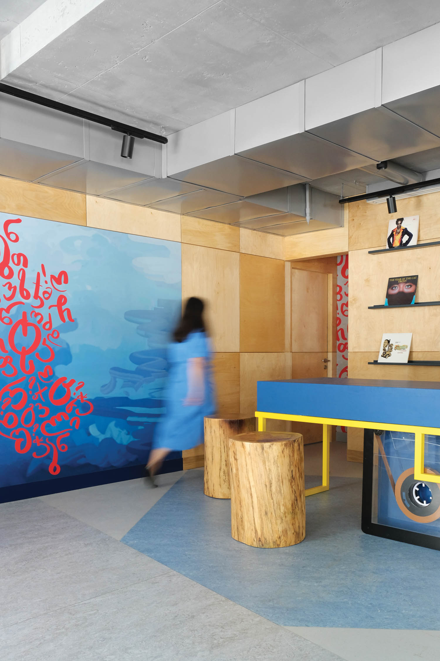 一个女人走在磁带前方像前台