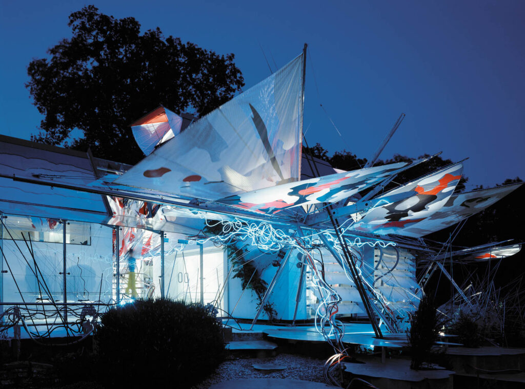 市中心,2001年纽约国际现代家具博览会期间卫星展点亮时,有曲线灯光和雕刻附着楼