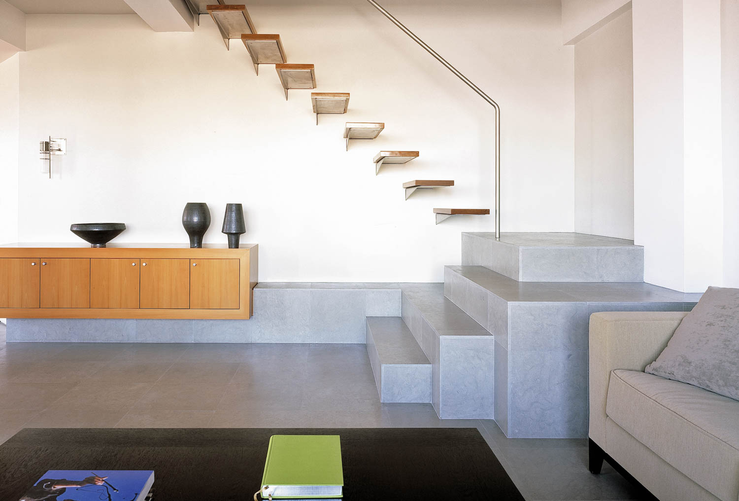 纽约顶楼水泥台阶旁的阶梯