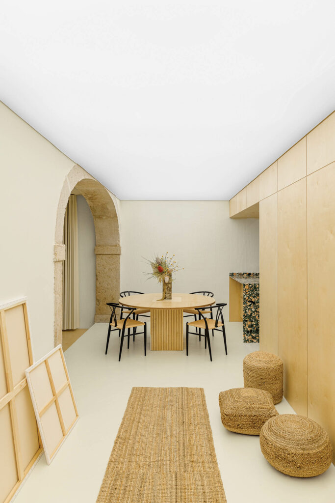 由室口音环绕的表 由自然纤维制成