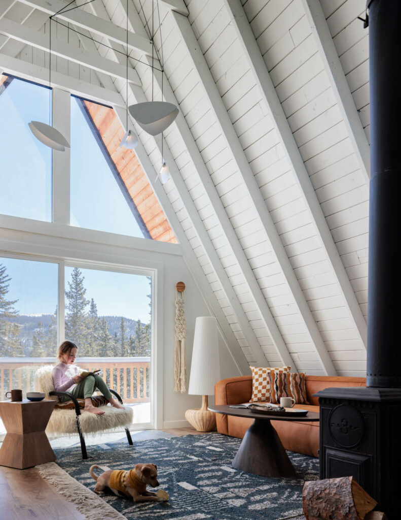 滑雪小屋A-Frame机房窗中灯泡