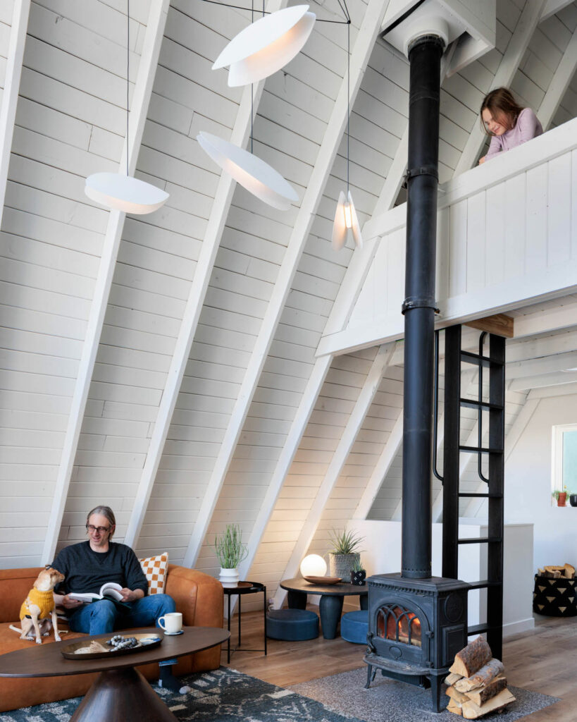 生活区配沙发和木炉