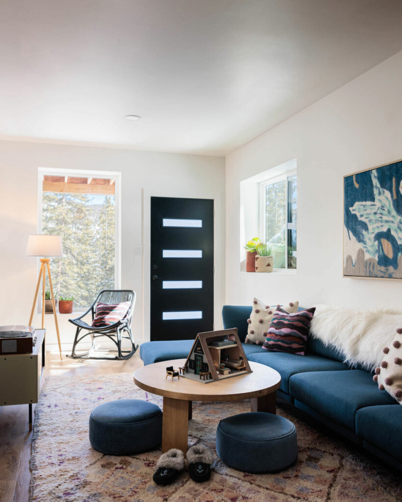 生活区咖啡桌 蓝沙发 滑雪小屋匹配托曼