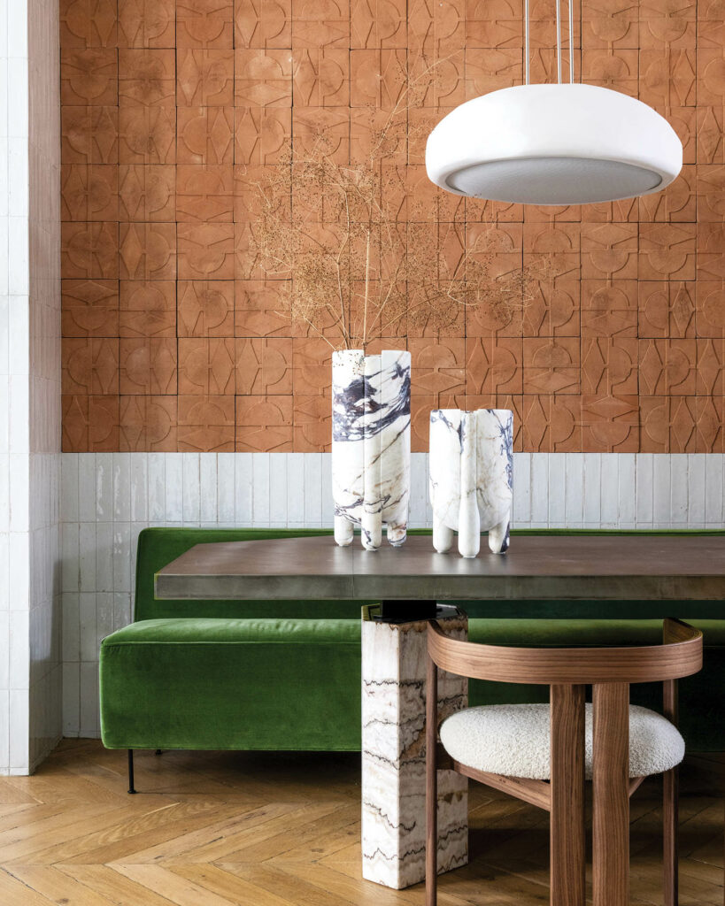 餐厅法国公寓配有嵌入式光和绿天鹅绒长椅