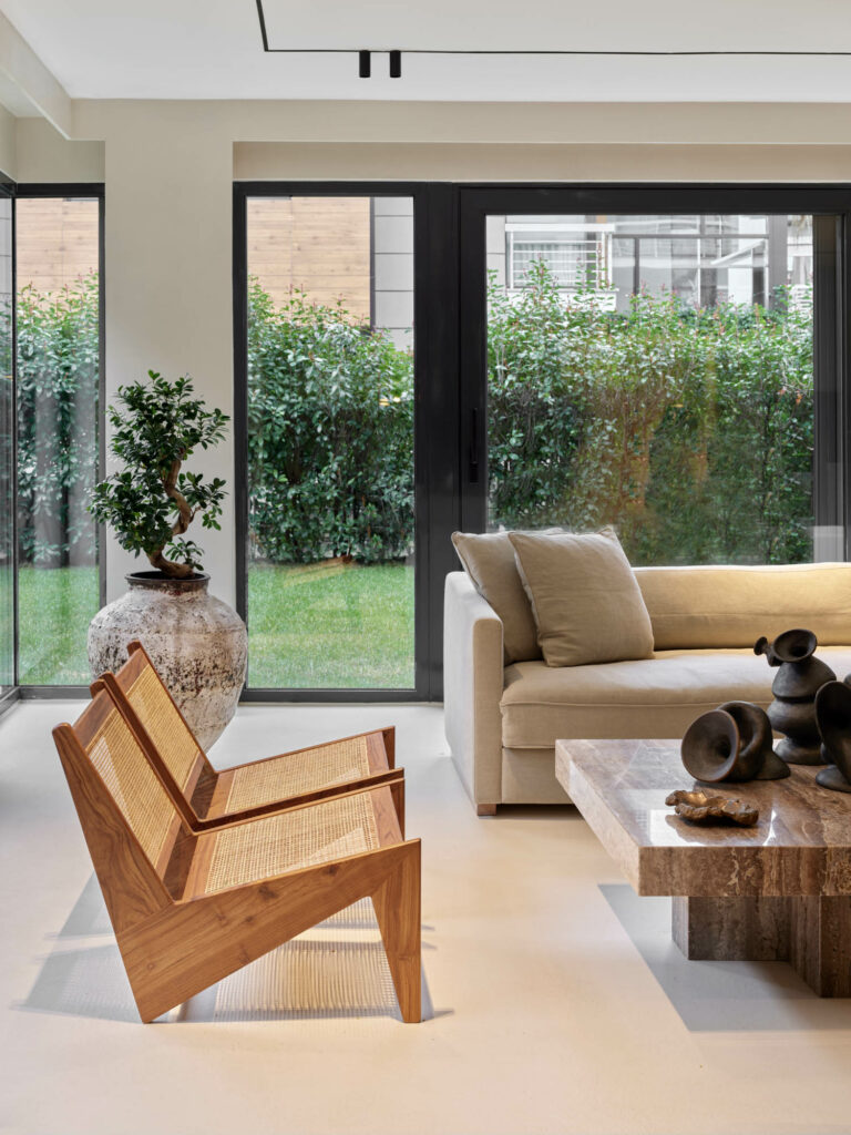 两把木椅对大窗展示土耳其Istinye视图