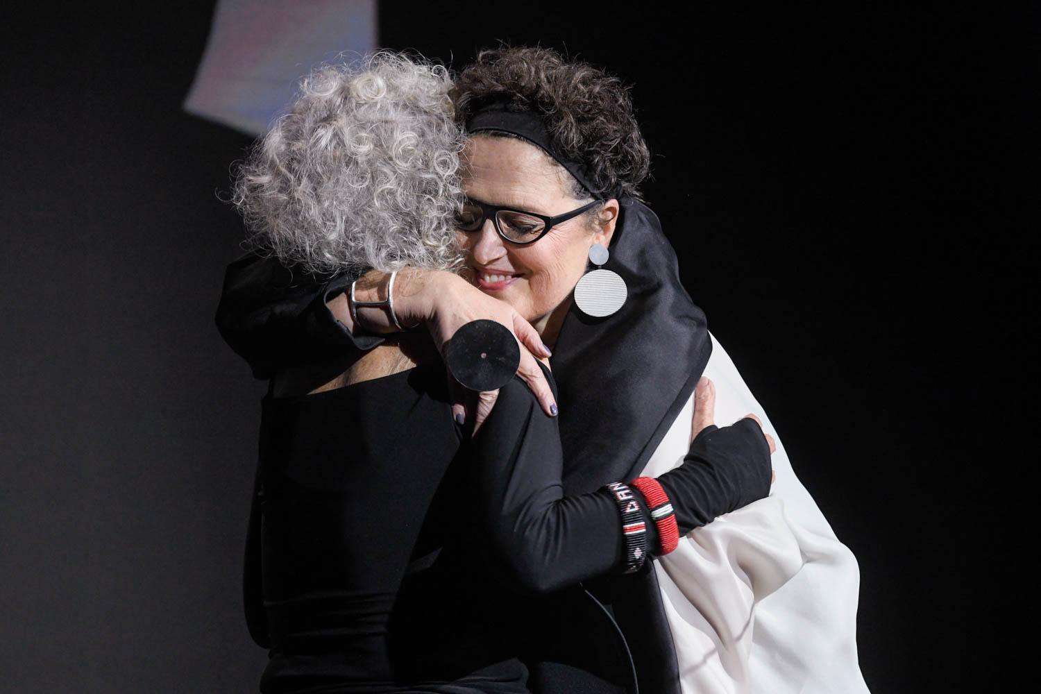 Cindy Allen拥抱Clodagh