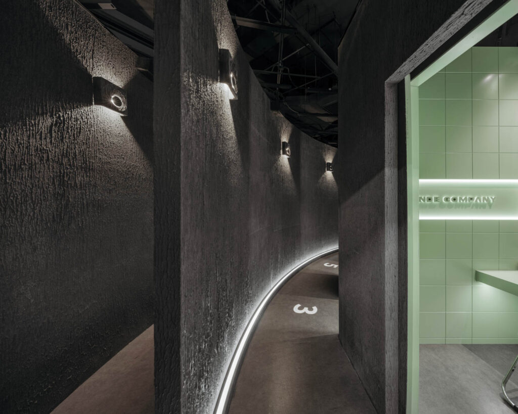 光绿瓷砖在黑走廊旁的房间