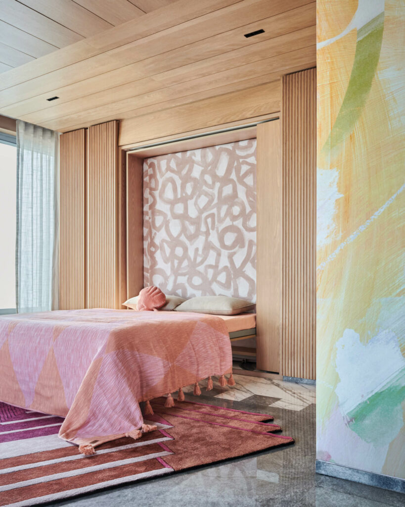 一张带粉色线的床 头板上方带艺术