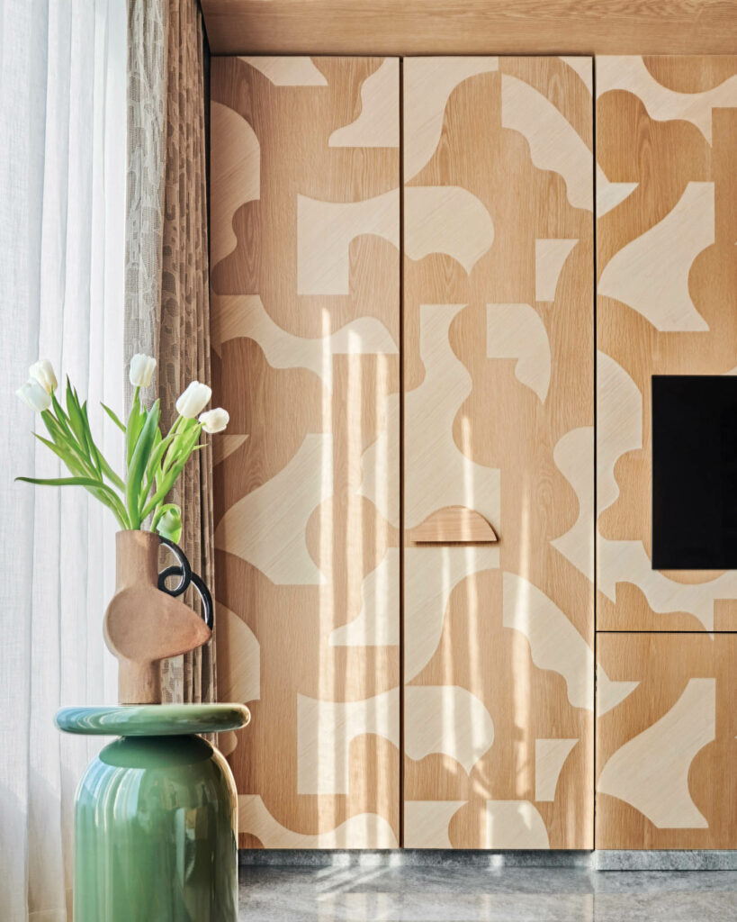 棕色墙上涂有奶油色有机形状