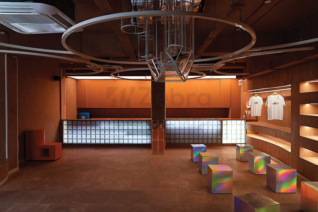 彩虹颜色凳子为客人提供试鞋空间