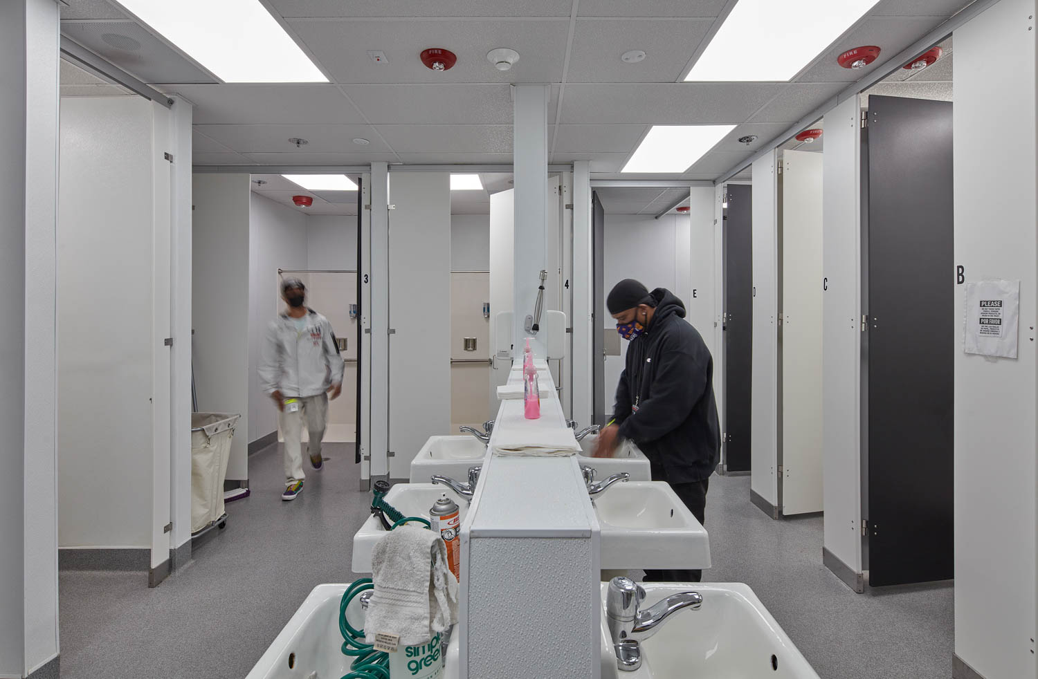 人洗手公共淋浴室