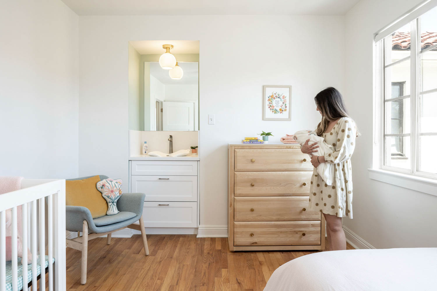 母房内有白墙和中性家具