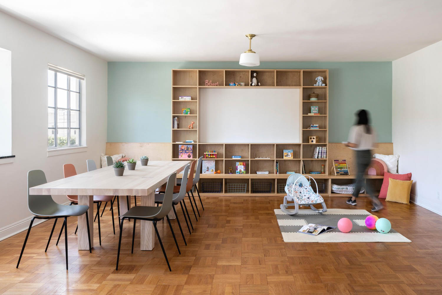 多功能室,儿童玩具铺在地上和架子上