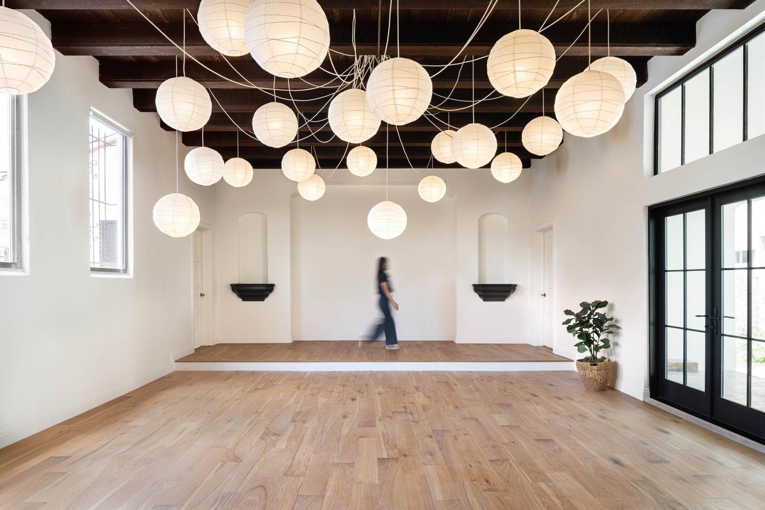 圆灯光从天花板带轻硬木楼