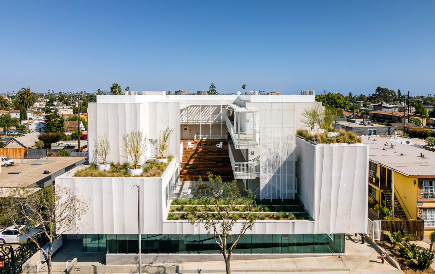 玫瑰公寓外侧有扇形石膏墙 屋顶上加绿树