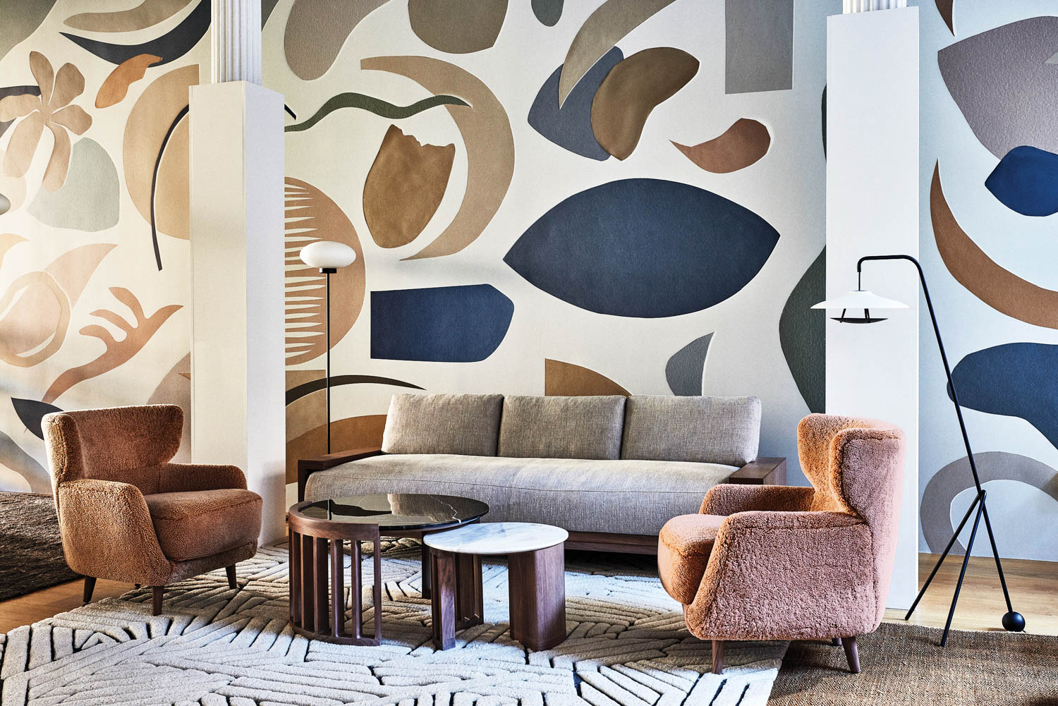 Stella工作2021年纽约展室与William GrayVarick沙发和Ephemera墙覆盖