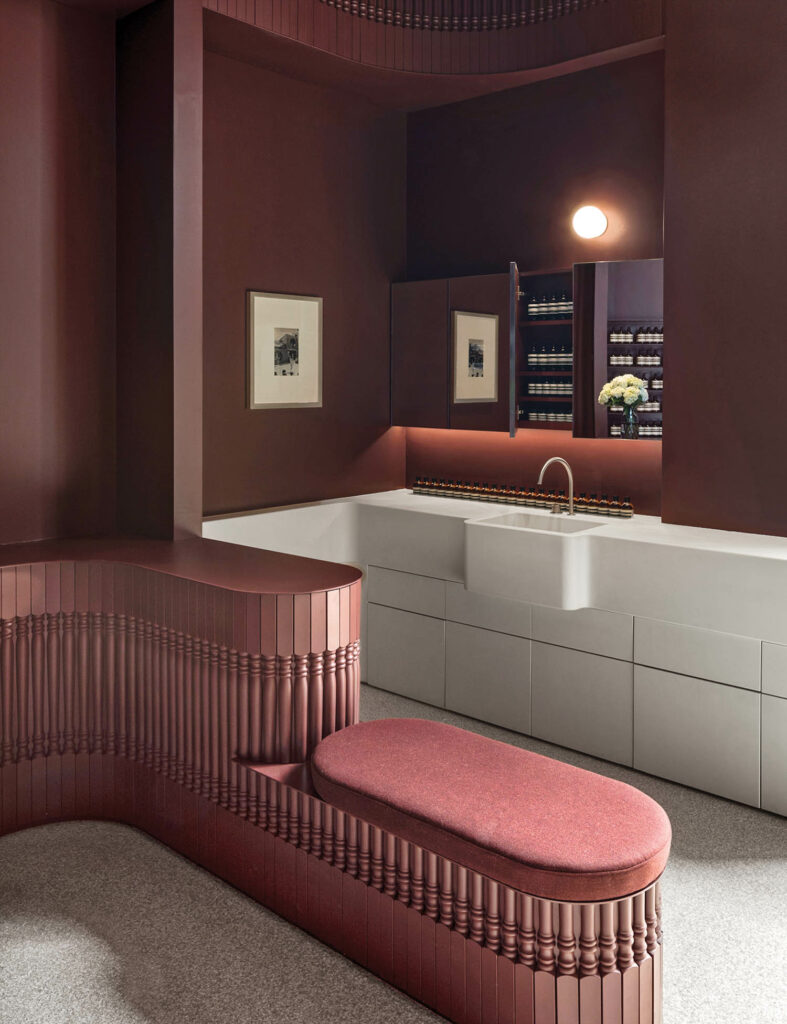 红色长凳前方Aesop白槽